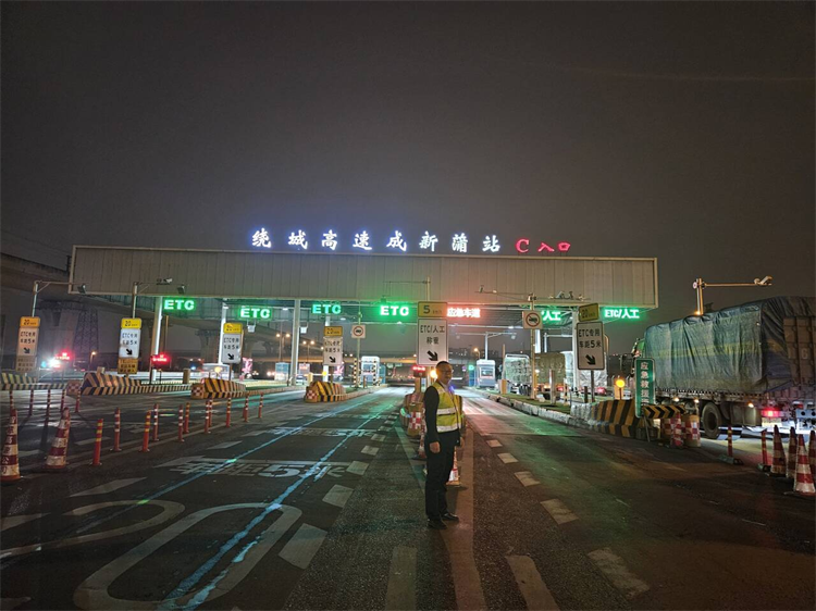 绕西管理处全力做好甘孜州雅江县森林火灾道路保通保畅工作.png
