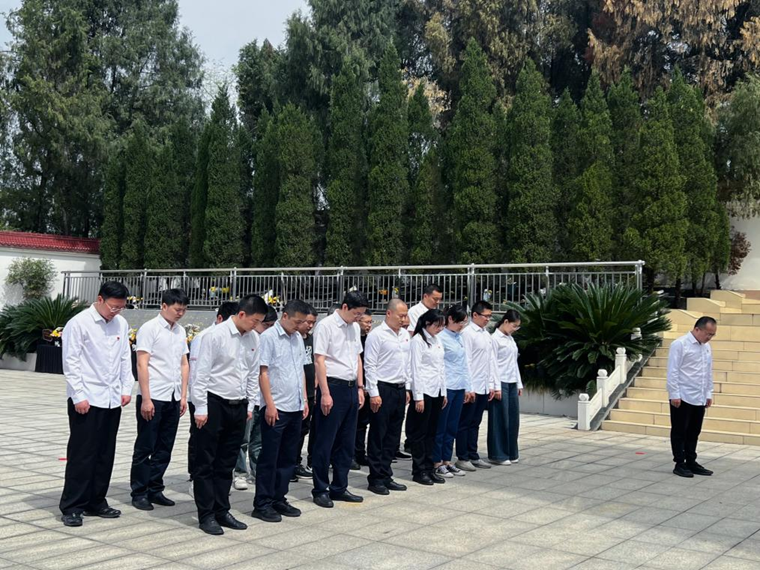 20240403缅怀革命先烈  传承红色基因——川西公司资潼党支部开展主题党日活动 (2)_副本.png