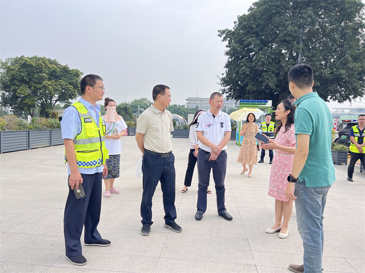20240925川西公司党委书记、董事长刘小刚一行到成都东服务区督导检查“藏羌尖货节”活动前期准备工作.jpg