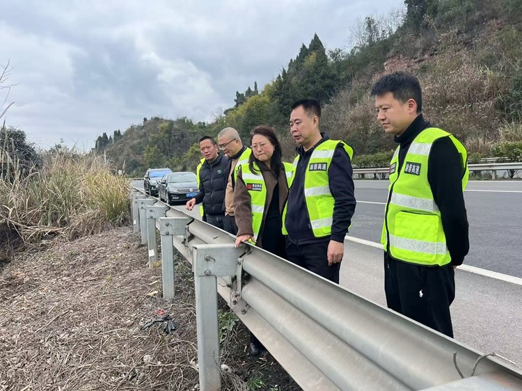 20250303川西公司党委书记、董事长刘小刚到渝蓉高速调研指导工作_副本.jpg