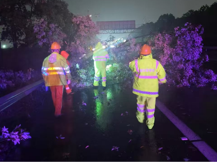 连夜迎战恶劣天气 筑牢汛期安全防线2.png
