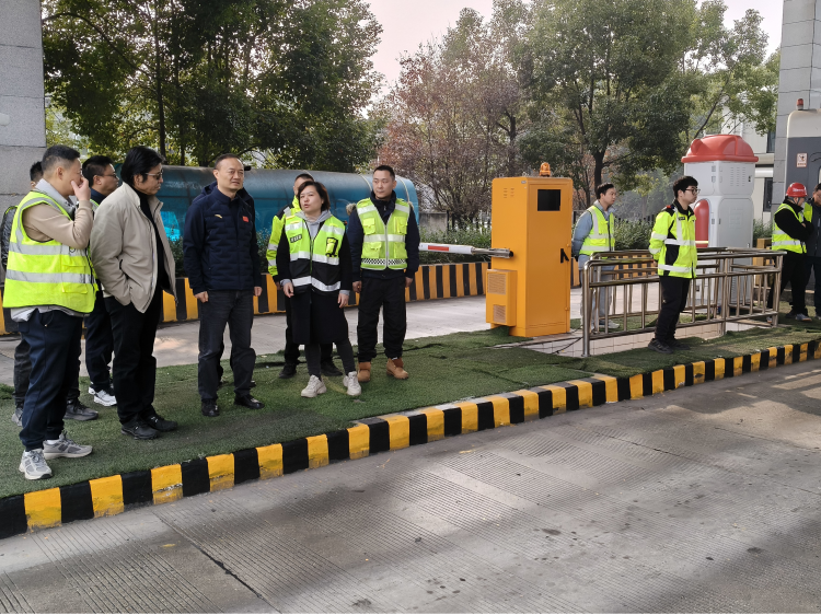 川西公司党委委员、工会主席尹山一行赴绕西管理处货运大道站调研指导工作2.png