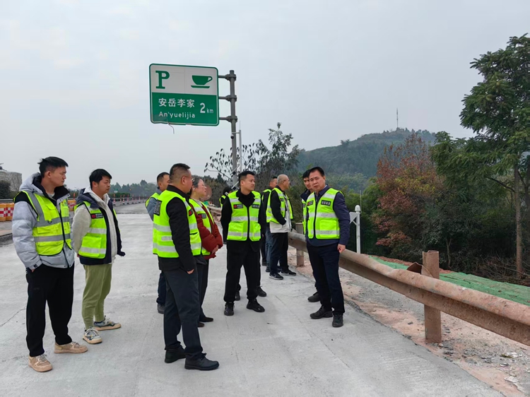 20251217川西公司党委书记、董事长刘小刚到渝蓉公司督导检查应急抢险及安全保畅工作2_副本.jpg