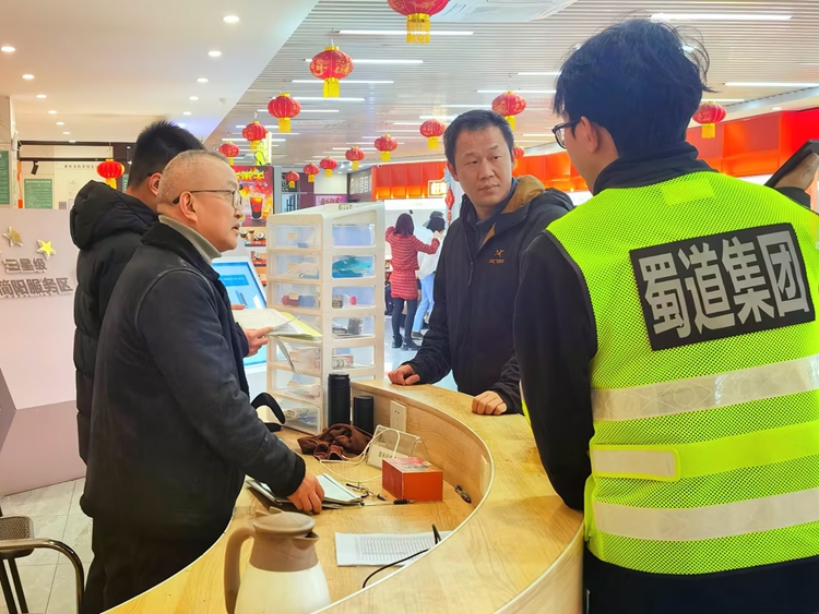 20251229川西公司党委副书记、副总经理孙彬到渝蓉高速开展节前安全环保包保检查2_副本_副本.jpg