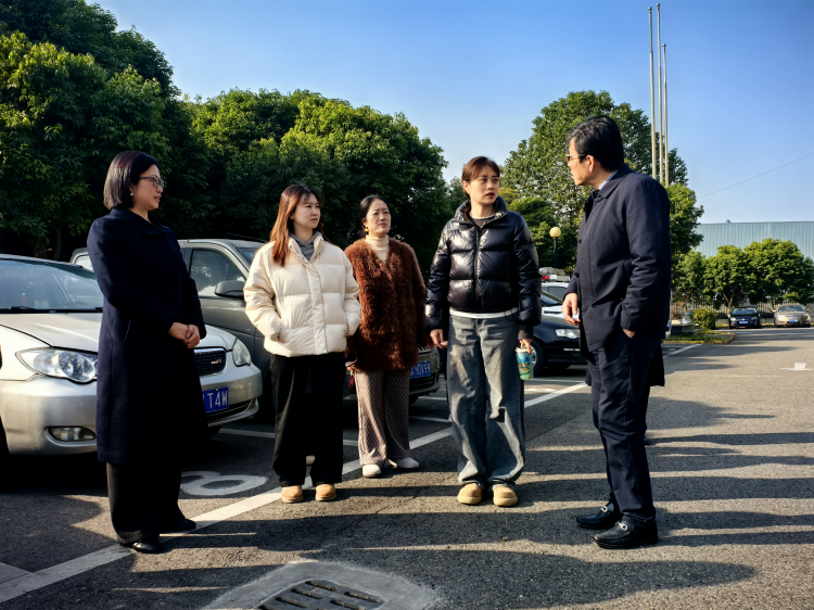 川高公司营运管理部副部长袁洁一行到绕西管理处成新蒲站开展新能源充电设备建设专项调研2.png