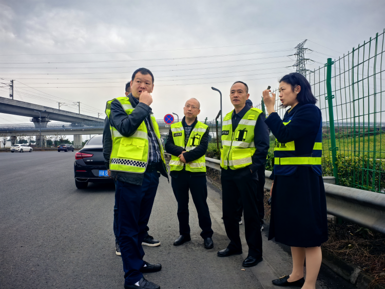 川西公司党委副书记、总经理何雁一行赴成新蒲收费站开展节前安全检查.png