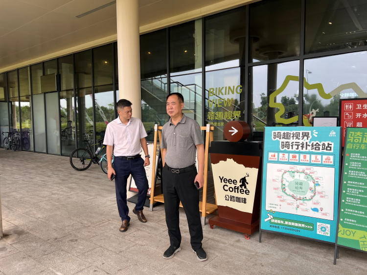 20260602川西公司党委书记、董事长刘小刚到成都东服务区督导检查汛期工作.png