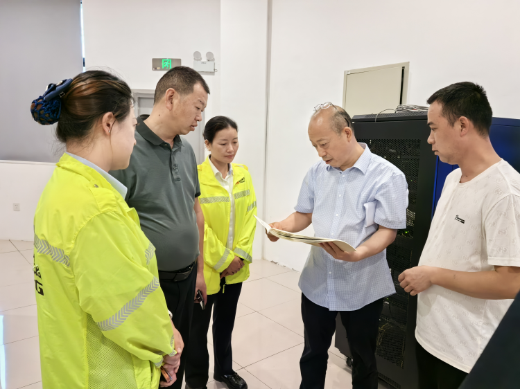 绕西公司副总经理、董事代海滨一行到成都西服务区开展端午节前检查.png
