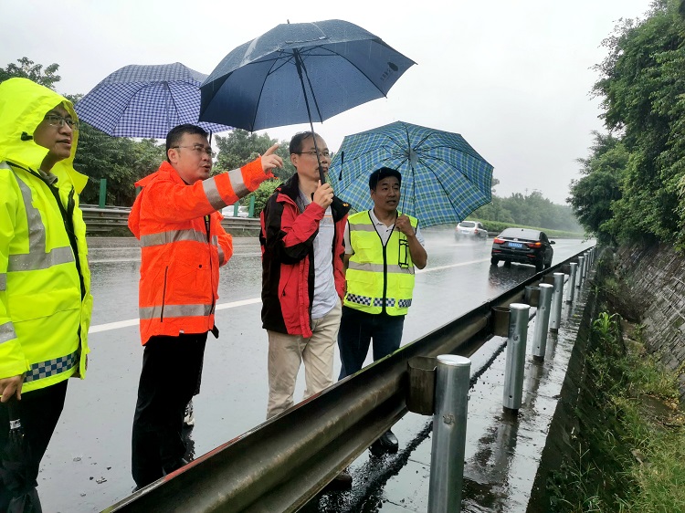 K1914+444M人形天桥处，省高管局总工程师孙振在公司党委书记、董事长、总经理兰波，党委委员、副总经理董超陪同下，现场查勘天桥震后受损情况.jpg