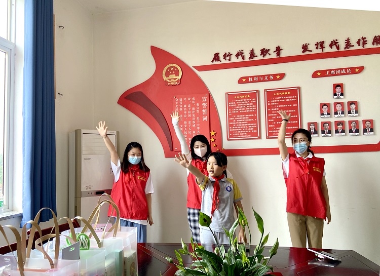 6.1南方公司聯(lián)合瀘州市圓夢(mèng)關(guān)愛協(xié)會(huì)開展“攜手童行、關(guān)愛成長”黨團(tuán)志愿服務(wù)活動(dòng)3.jpg