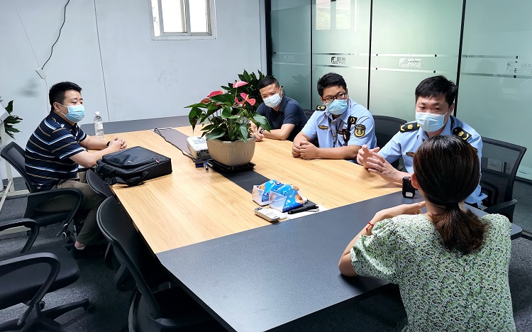 2022年5月南方公司会同交通执法现场宣贯政策6.jpg