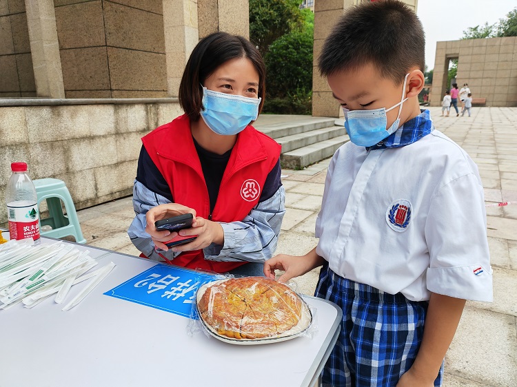 9.10南方公司泸州管理处开展“守护‘疫线’ 情暖中秋”志愿服务活动（2）.jpg