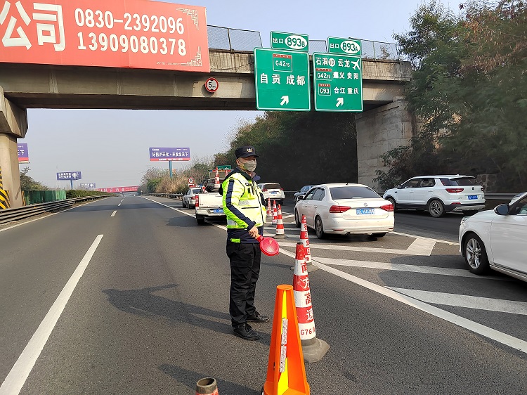 春节期间，南方公司管护大队协助高速交警进行车辆分流.jpg