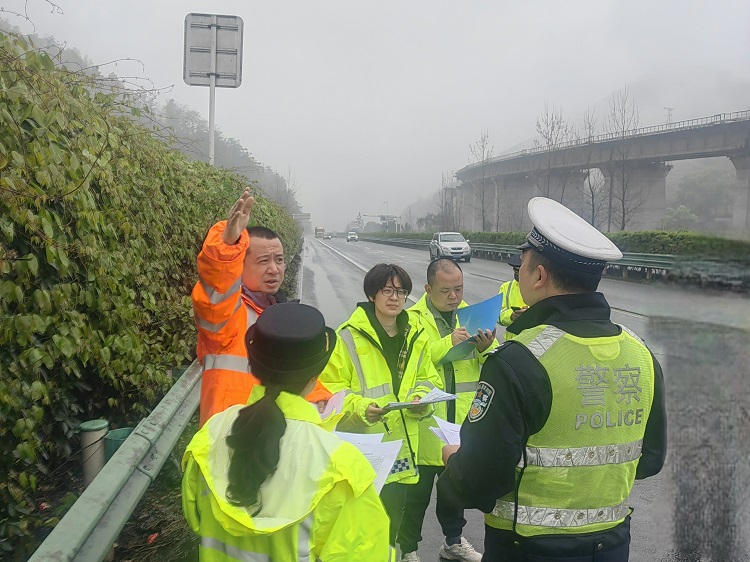 3.29纳黔高速召开“一路三方”恶劣天气高影响路段优化提升项目联席会2.jpg