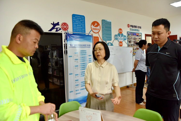 5.17南方公司党委委员、副总经理何琛赴罗晶劳模工作室开展专题调研2.JPG
