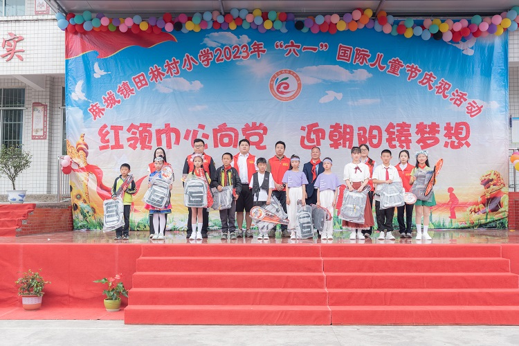 南方公司敘永管理處團支部+慶六一 “放飛希望 綻放微笑”志愿服務活動2.jpg