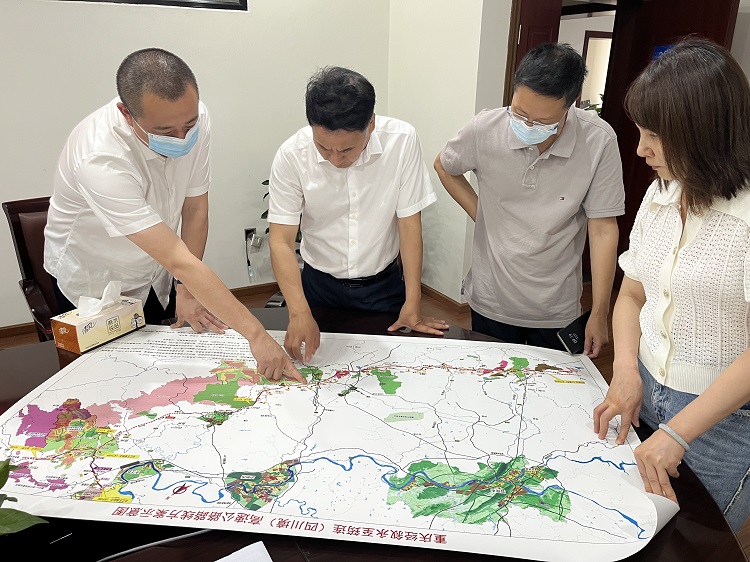 5.30南方公司党委书记、董事长、总经理兰波组织召开渝叙筠高速公路项目调研讨论会(2).jpg