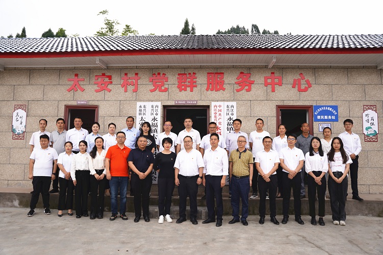6.16南方公司瀘州管理處黨支部開展“黨建引領(lǐng)促發(fā)展 鄉(xiāng)村振興譜新篇”結(jié)對共建主題黨日活動 (2).JPG