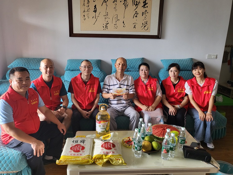 8.1南方公司泸州管理处开展“八一”慰问退休退伍军人主题党日活动.jpg
