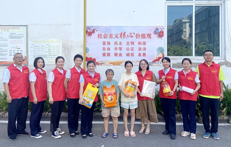 8.15南方公司瀘州管理處以“定點(diǎn)助學(xué)幫扶”圍繞主題教育再發(fā)力.jpg