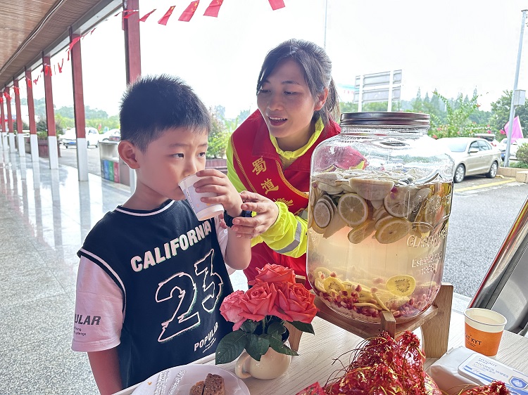 9.29南方公司泸州管理处开展“情满旅途·畅享交通”志愿服务活动4.jpg