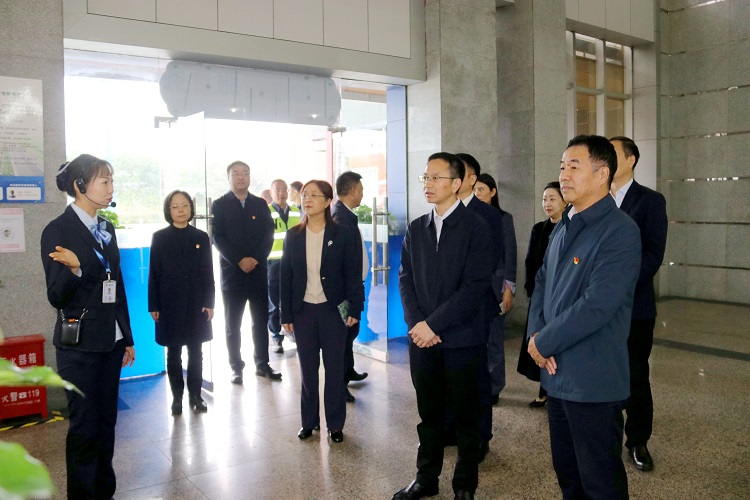 10.27 泸州市常委李堂兵赴泸州西服务区调研指导司机之家及龙马劳动者驿站服务工作1.jpg