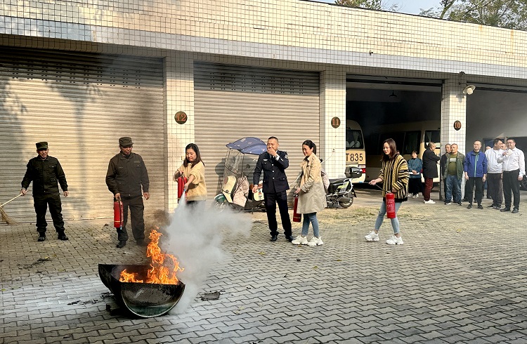 11.27南方公司开展2023年消防安全教育培训暨消防疏散应急实战演练6.jpg