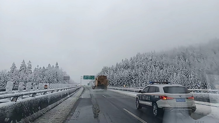 1.22南方公司叙永管理处“迎大雪、抗寒潮、保畅通”1.png