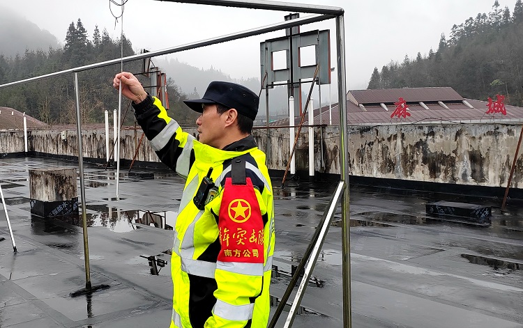 2.3南方公司叙永管理处开展抗冰除雪作业，全力保障纳黔路安全畅行2.jpg