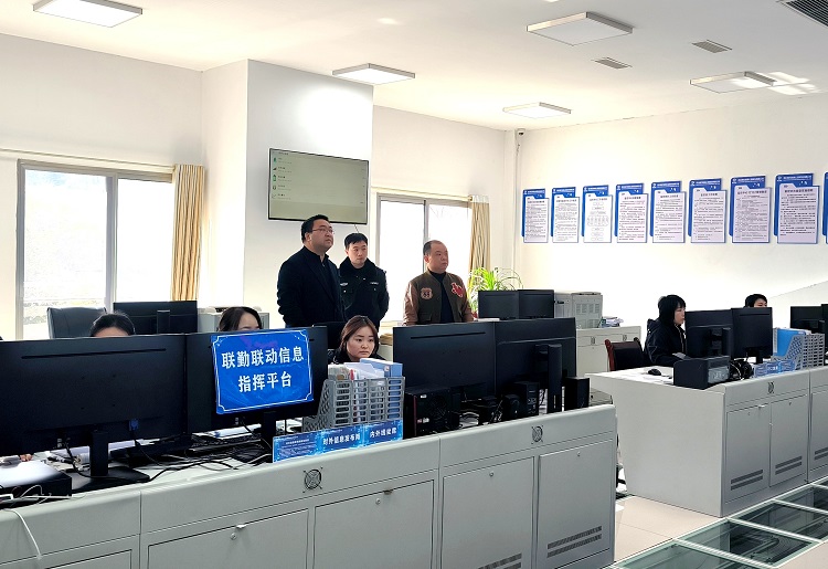 2.15.16南方公司党委委员、纪委书记张君赴纳黔高速督导春节期间安全服务保障工作1.jpg