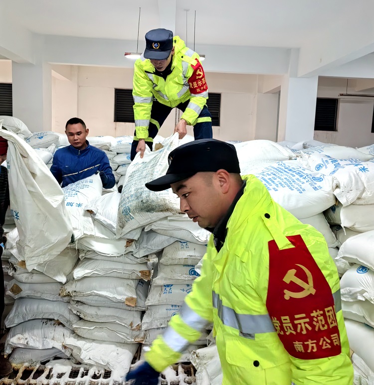 2.22南方公司纳黔高速易结冰路段积极应对强降温天气1.JPG