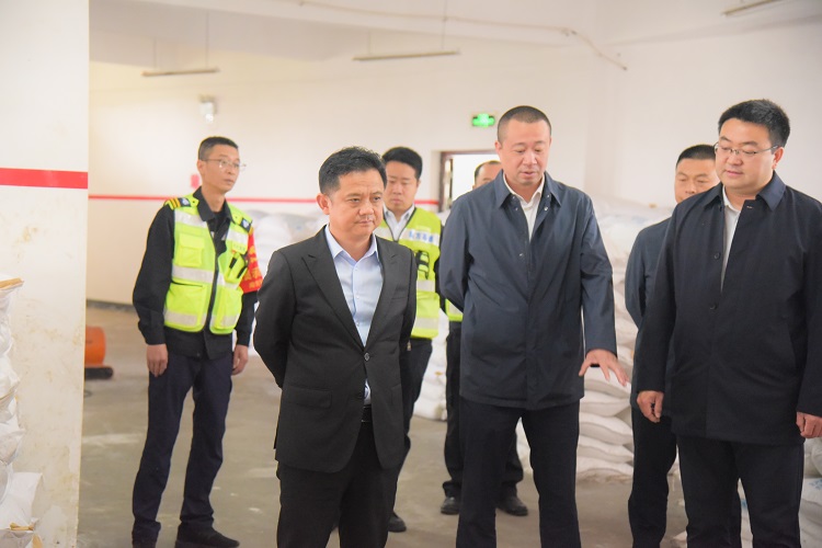 4.2南方公司党委书记、董事长、总经理陈四来深入纳黔高速调研运营管理工作暨开展清明节2.JPG