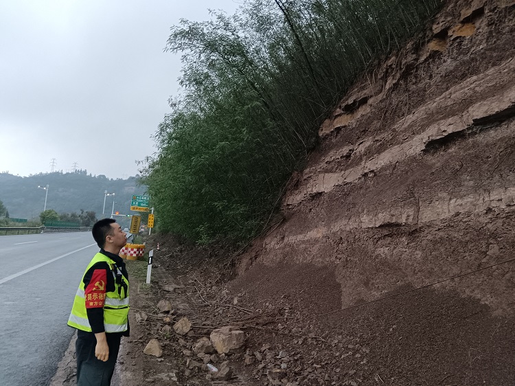 3管护队员雨后排查.jpg