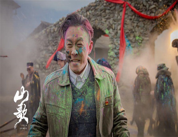 咨询公司组织观看脱贫攻坚主题电影.jpg