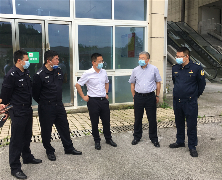 no205-遂宁市大英县副县长周明带领督查组到成南公司遂宁服务区督导疫情防控工作.jpg