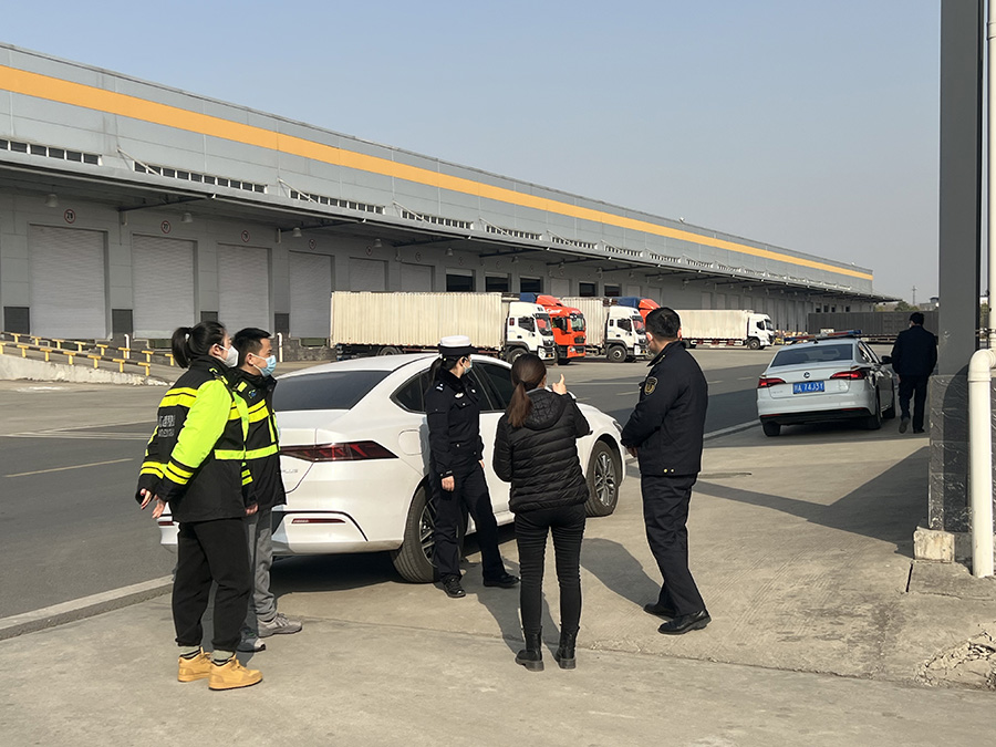no32-成都管理处组织开展超限车辆闯关逃费违法行为宣传走访活动（孙玮）.jpg