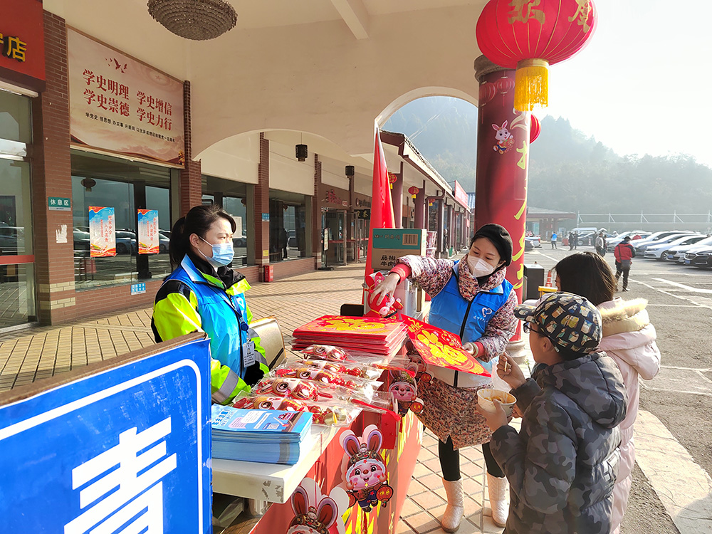 遂宁-何欢-遂宁管理处组织开展“青春志愿，爱在旅途”志愿者服务活动。.jpg