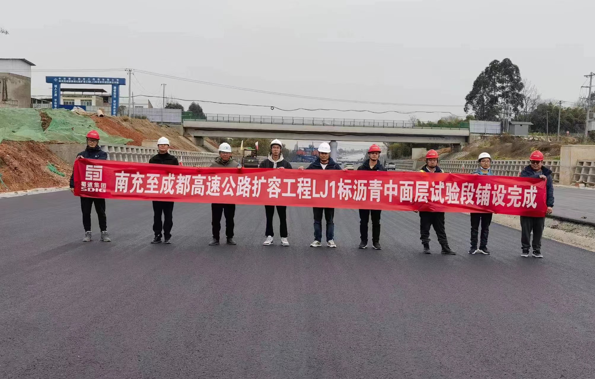no69-奮戰(zhàn)開門紅！成南高速擴容項目成都入城復線段瀝青路面中面層試驗段順利鋪筑1.jpg
