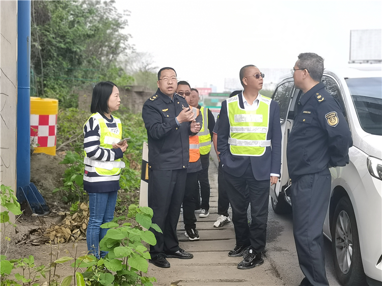 no209-厅高速公路交通执法第三支队副支队长何清华一行赴成南公司开展路域环境提升暨五一节前安全检查1（李君达）.jpg