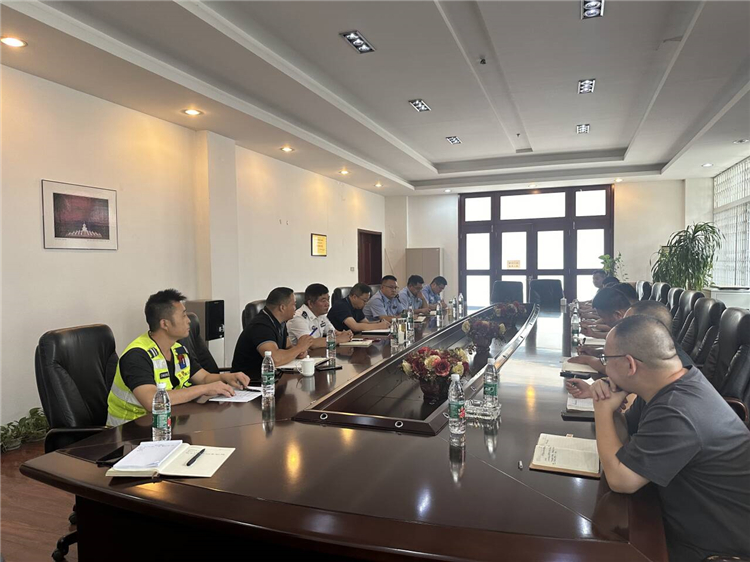 成南公司遂宁管理处联合“一路三方”组织召开服务区国庆假期节前工作部署会.jpg