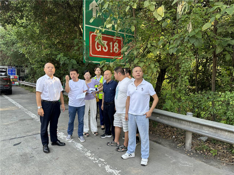 南充市高坪区委副书记、区监委主任、临江新区高坪党工委书记龚军调研南充东收费站改扩建事宜.jpg