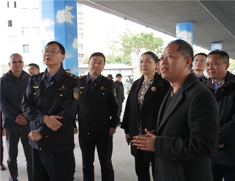 省交通执法总队（厅高管局）党委书记、总队长（局长）蒲朝勇一行赴成南公司开展调研.jpg