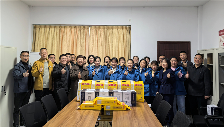 成南公司党委委员、纪委书记阿依热布赴成都收费站开展送温暖慰问工作.jpg