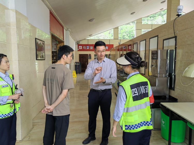 张总检查照片.jpg