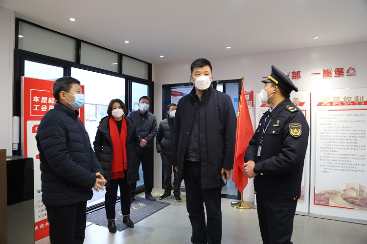 交通运输部机关党委直属机关团委书记辛明伦书记一行赴成德南公司“暖心之家”调研并开展货车司机“冬送温.JPG