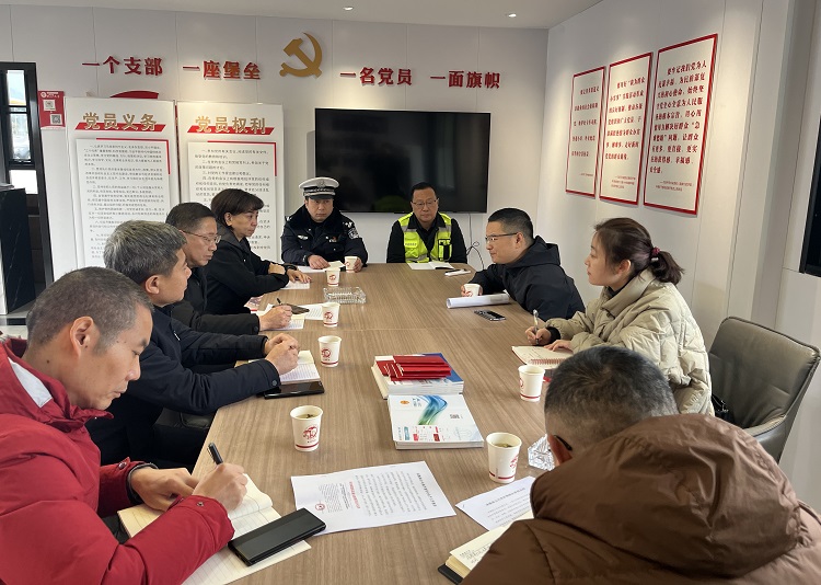 2.7成德南高速金堂服务区川高公司副总经理朱劲开展养护工作调研座谈.jpg